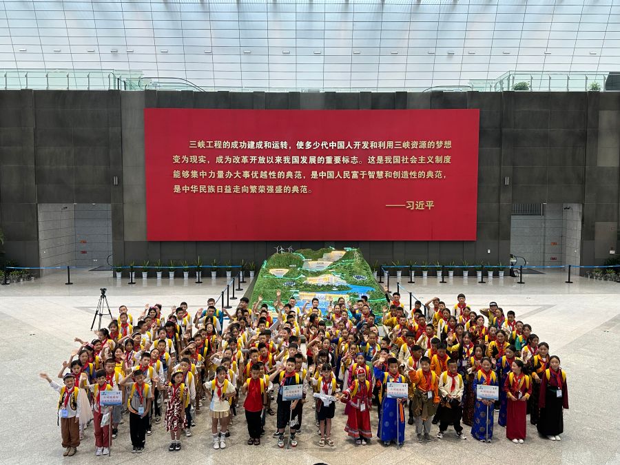 來自新疆、西藏、內(nèi)蒙古、重慶等地的三峽娃娃在三峽工程博物館合影留念。黃欣拍攝